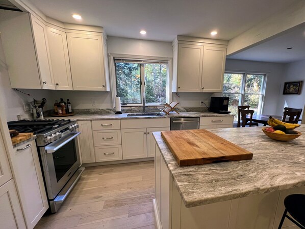 ثلاجة، ميكروويف، فرن، موقد طهي مسطح