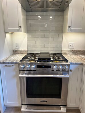 ثلاجة، ميكروويف، فرن، موقد طهي مسطح