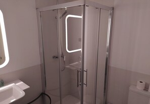 Shower, hair dryer, towels - Modern Interior Studio with Double Bed in Madrid Río: Comfort and Prime Location! (Madrid)
