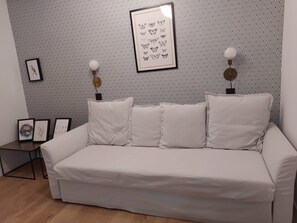 TV - Modern Interior Studio with Double Bed in Madrid Río: Comfort and Prime Location! (Madrid)