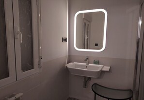 Shower, hair dryer, towels - Modern Interior Studio with Double Bed in Madrid Río: Comfort and Prime Location! (Madrid)