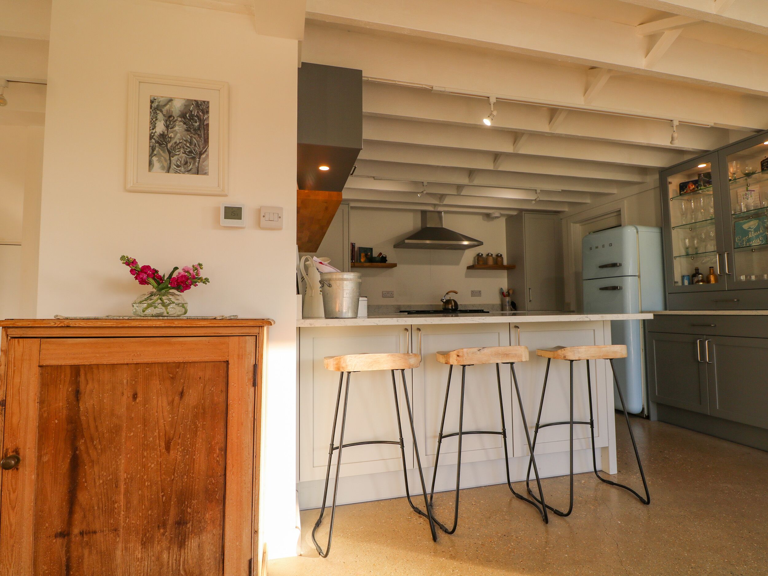 Refrigerador, lavavajillas, tetera/pava eléctrica, tostadora