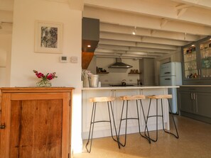 Réfrigérateur, lave-vaisselle, bouilloire électrique, grille-pain