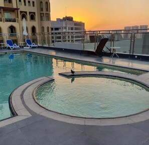 Pool - Luxurious Apartment Near Dubai Downtown, UAE (Dubai)