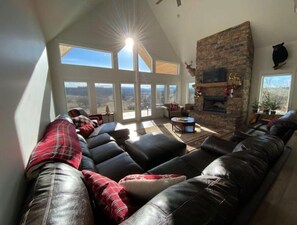 Smart TV, caminetto, lettore DVD, tavolo da calcetto