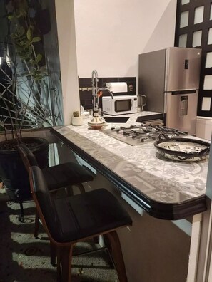 Refrigerador, microondas, horno y parrilla de estufa