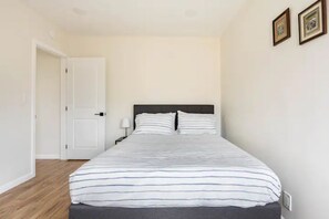 2 bedrooms, iron/ironing board, free WiFi, bed sheets - Beautifully Renovated 2-Bedroom Home Near LAX (Inglewood)