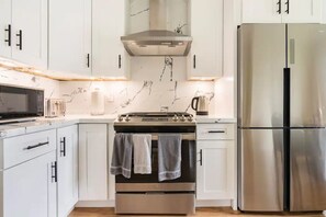 Fridge, microwave, oven, stovetop - Beautifully Renovated 2-Bedroom Home Near LAX (Inglewood)