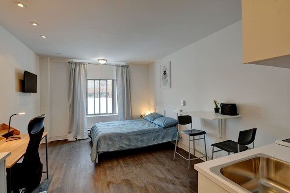 1 slaapkamer, een strijkplank/strijkijzer, wifi, beddengoed