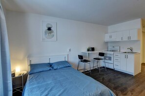 1 dormitorio, tabla de planchar con plancha, wifi y ropa de cama