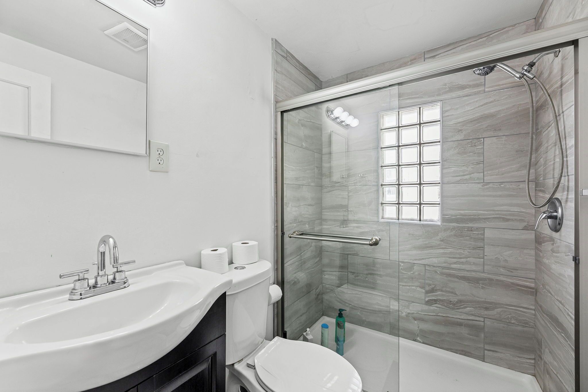 Douche, séchoir à cheveux, serviettes fournies, savon