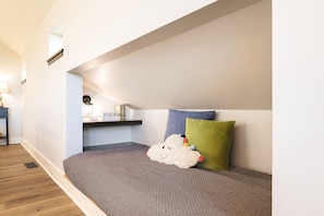 2 slaapkamers, een strijkplank/strijkijzer, reisbedje, gratis wifi