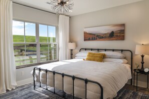 2 slaapkamers, een strijkplank/strijkijzer, reisbedje, gratis wifi