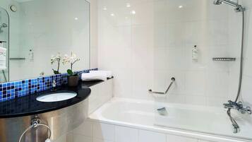 Un baño moderno con bañera, lavamanos y ducha.