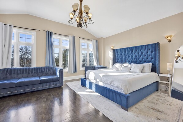 4 bedrooms, desk, iron/ironing board, WiFi