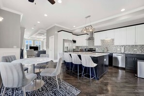 Dining - Lux Home in Chicago 7mins Downtown (Chicago)