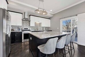 Fridge, microwave, oven, stovetop - Lux Home in Chicago 7mins Downtown (Chicago)