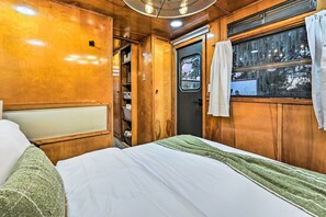 6 quartos, escrivaninha, ferros/tábuas de passar roupa, berço de viagem
