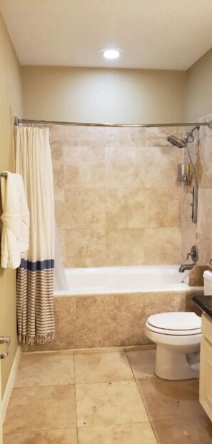 Serviettes fournies, savon, shampooing