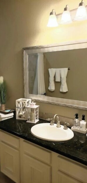 Serviettes fournies, savon, shampooing