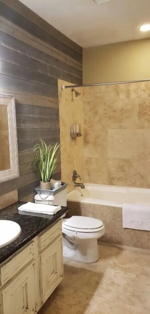 Towels, soap, shampoo - Lakeside Studio Condo (Willis)