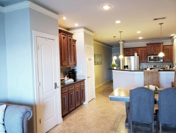 Private kitchen - Lakeview Condo (Willis)