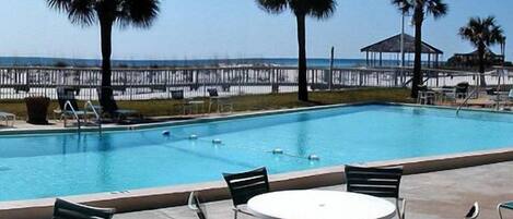 Piscina all'aperto, una piscina riscaldata