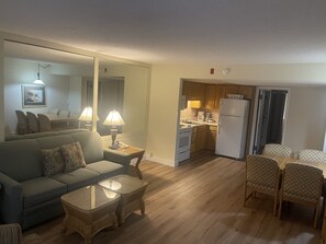 TV, tavolo da ping pong