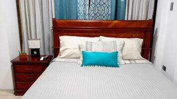 1 habitación, tabla de planchar con plancha, wifi gratis y ropa de cama