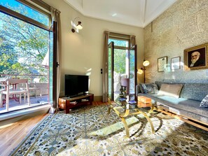 Smart TV, books, stereo