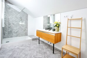 Shower, towels - Zen and Tan Apartment (Faro)