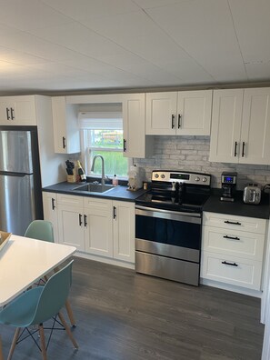 Een koelkast, een microgolfoven, een oven, een kookplaat