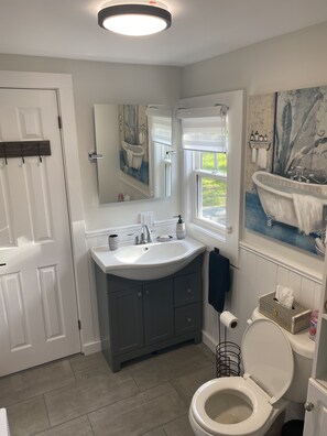 Asciugacapelli, asciugamani, shampoo, carta igienica