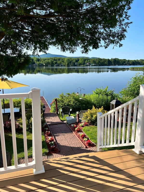 Property grounds - Cottage Tranquility family waterfront mountains (Dunham)