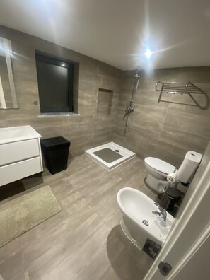 Shower, hair dryer, bidet, towels - QUINTA BAÍA ALBUFEIRA ALGARVE (albufeira)
