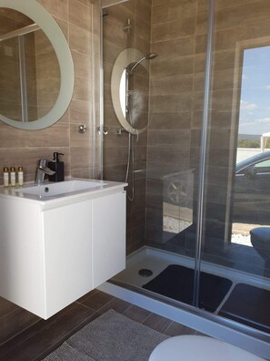 Shower, hair dryer, bidet, towels - QUINTA BAÍA ALBUFEIRA ALGARVE (albufeira)