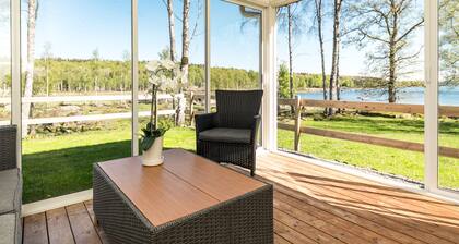 Very cozy house on the lake Rusken