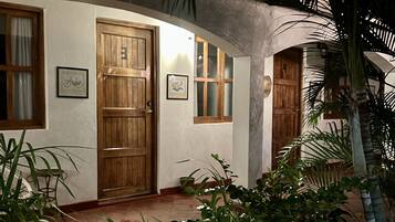 Habitación Deluxe, 1 cama de matrimonio, vistas al jardín, en la zona del patio | Ropa de cama de alta calidad y colchones con acolchado adicional