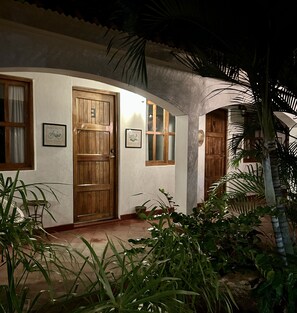 Deluxe Room, 1 Queen Bed, Garden View, Courtyard Area | Premium bedding, pillowtop beds, individually decorated - Hotel Tranquilo (León)