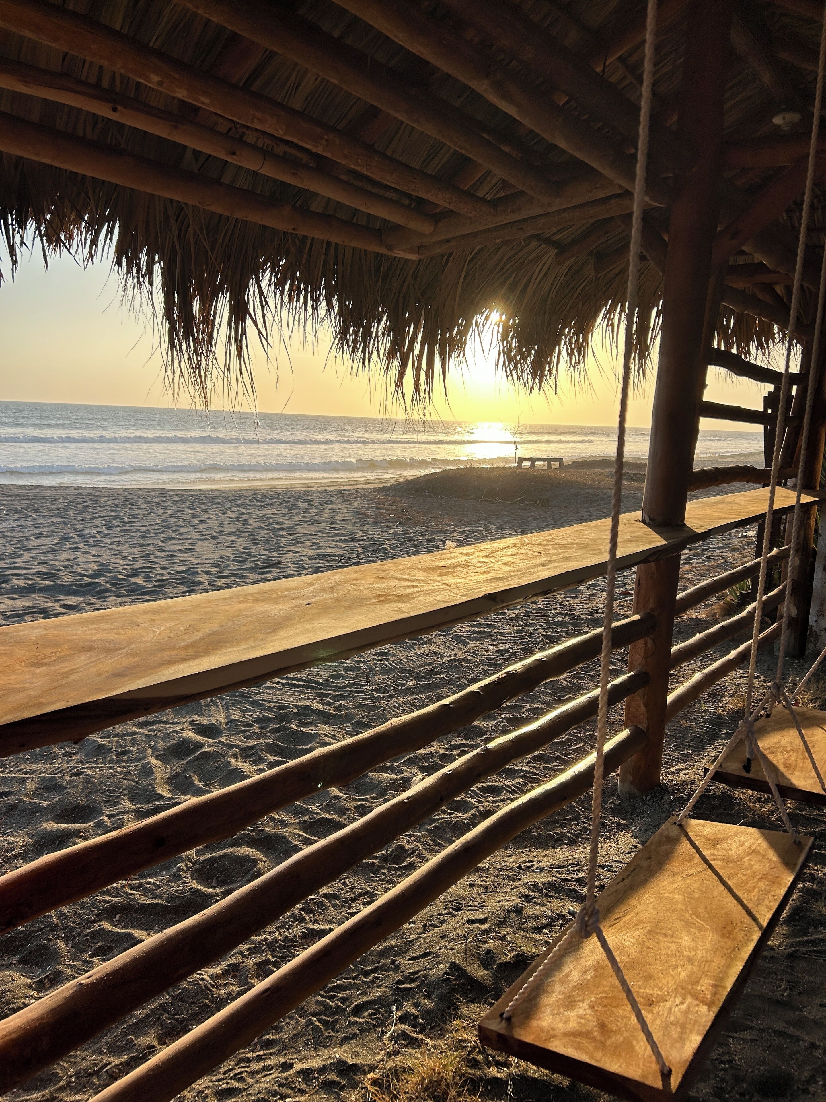 Ubicación a pie de playa, cabañas de uso gratuito, tumbonas y sombrillas