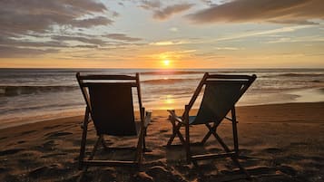 Di pantai, rumah kecil pinggir pantai gratis, dan kursi berjemur