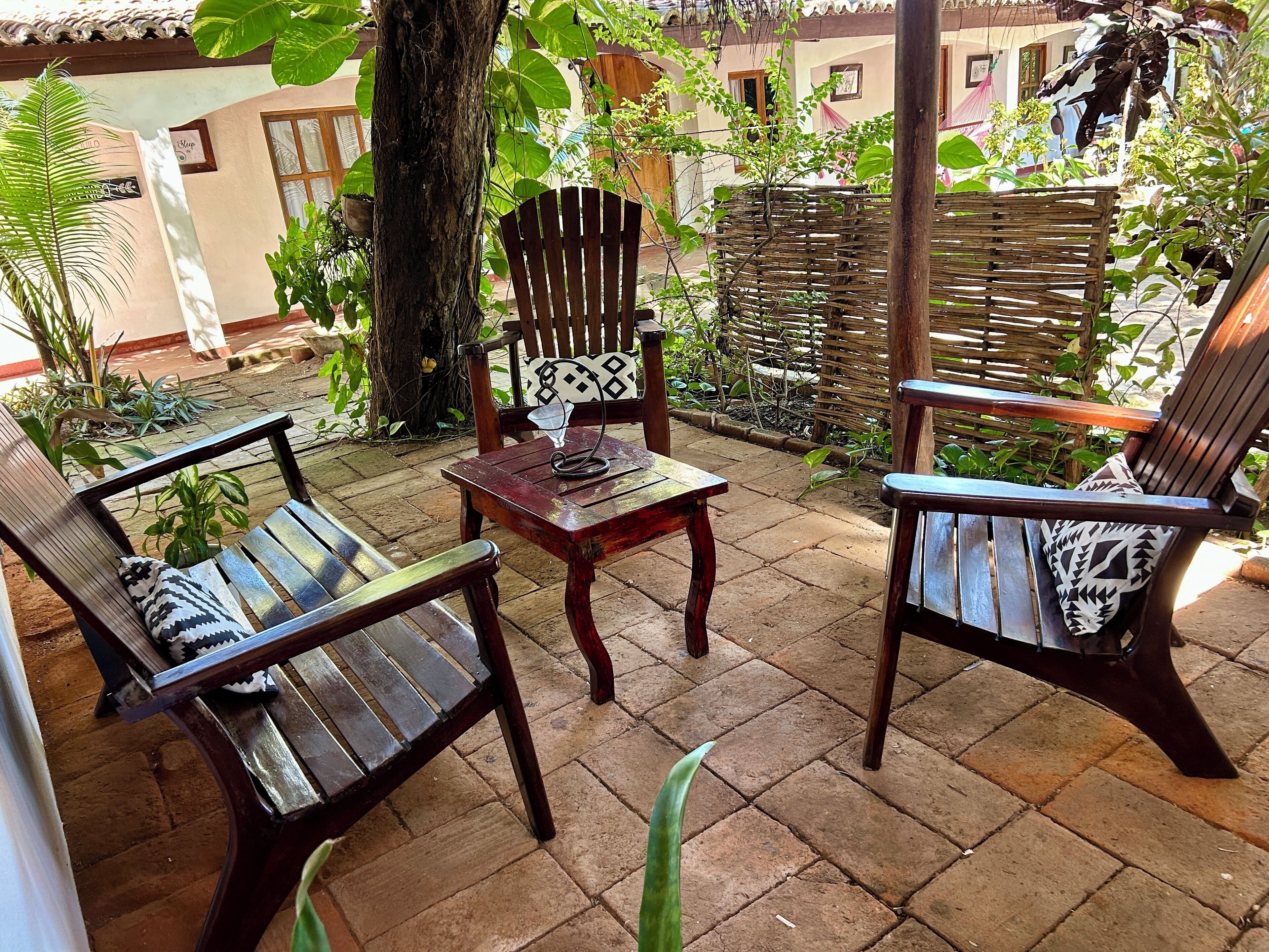 Habitación Deluxe, varias camas, patio, vista al patio | Vista desde la habitación