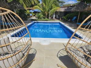 Piscina a l'aire lliure, cabanes gratuïtes i para-sols 