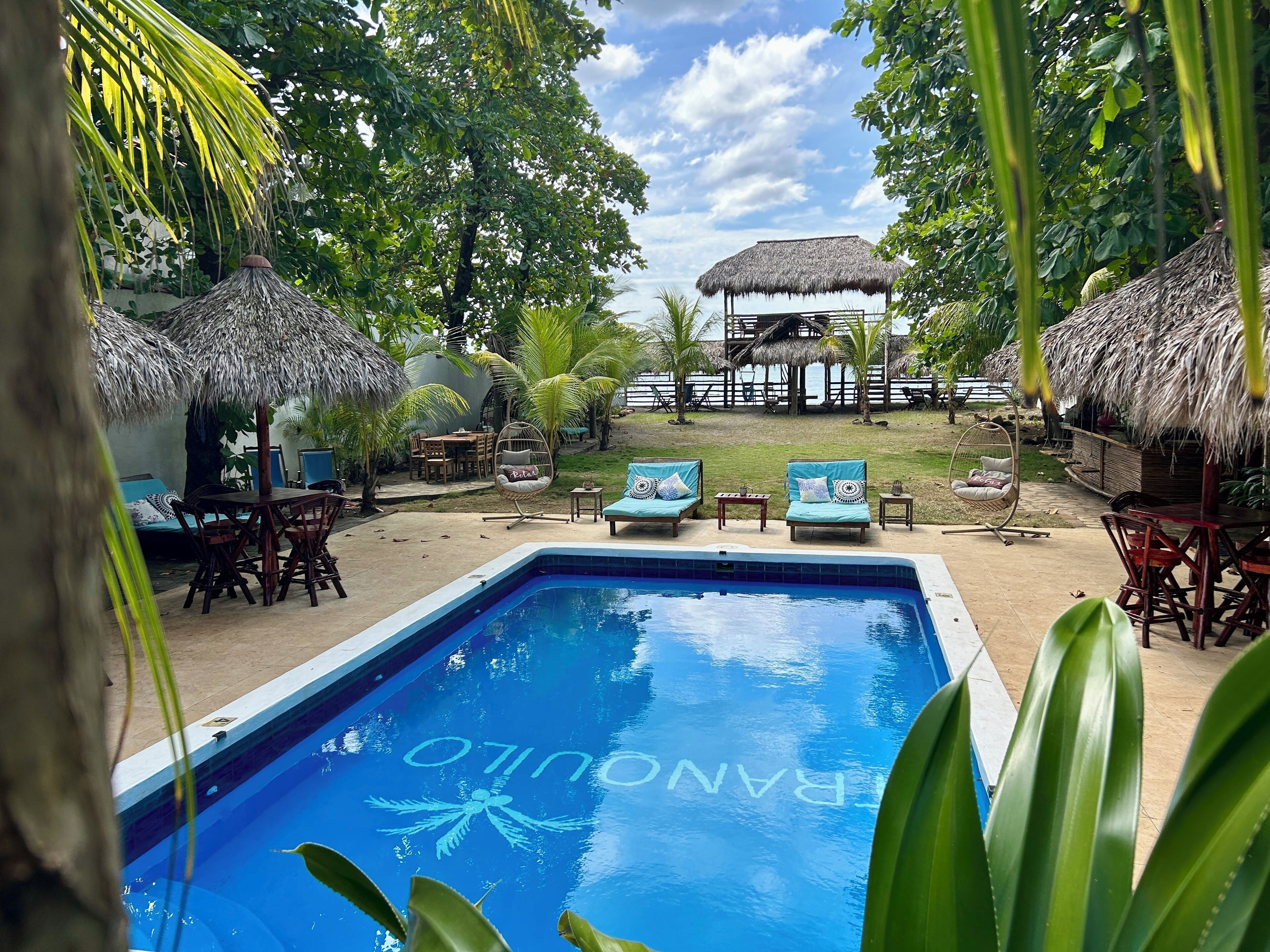 حمّام سباحة خارجي، كبائن مجانية، مظلات على حمّام السباحة