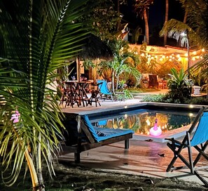 Een buitenzwembad, gratis zwembadcabana's en parasols bij het zwembad