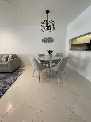 Dining - Centrally located home close to all Jupiter has to offer! PET FRIENDLY! (Jupiter)