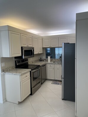 Fridge, microwave, oven, stovetop - Centrally located home close to all Jupiter has to offer! PET FRIENDLY! (Jupiter)