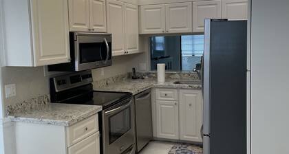 Centrally located home close to all Jupiter has to offer! PET FRIENDLY!
