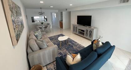 Centrally located home close to all Jupiter has to offer! PET FRIENDLY!