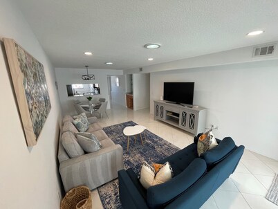 Centrally located home close to all Jupiter has to offer! PET FRIENDLY!